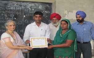 Haryana cook cum helper being presented with a certificate for being a part of training programme